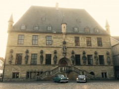 Opel und Volvo vor dem Rathaus Osnabrück 