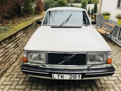 Volvo 240 mit schwedischem Nummernschild von vorn 